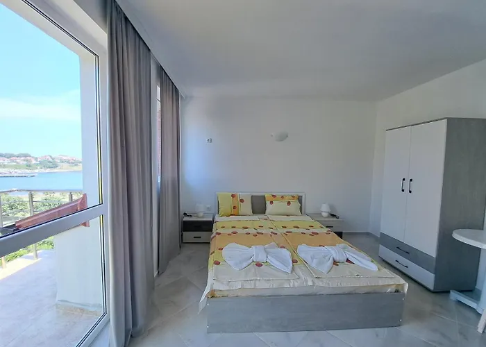 за гости кирови Πανσιόν